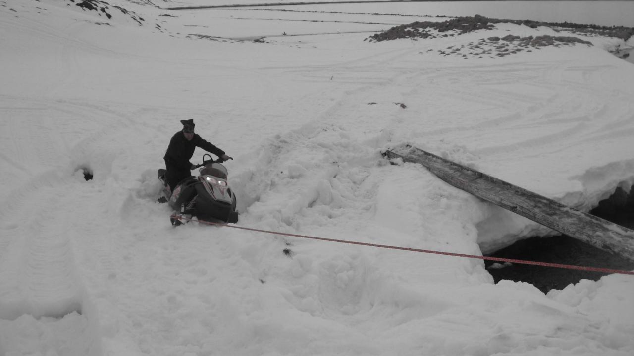 sleðin fastur og brúin komin yfir.jpg