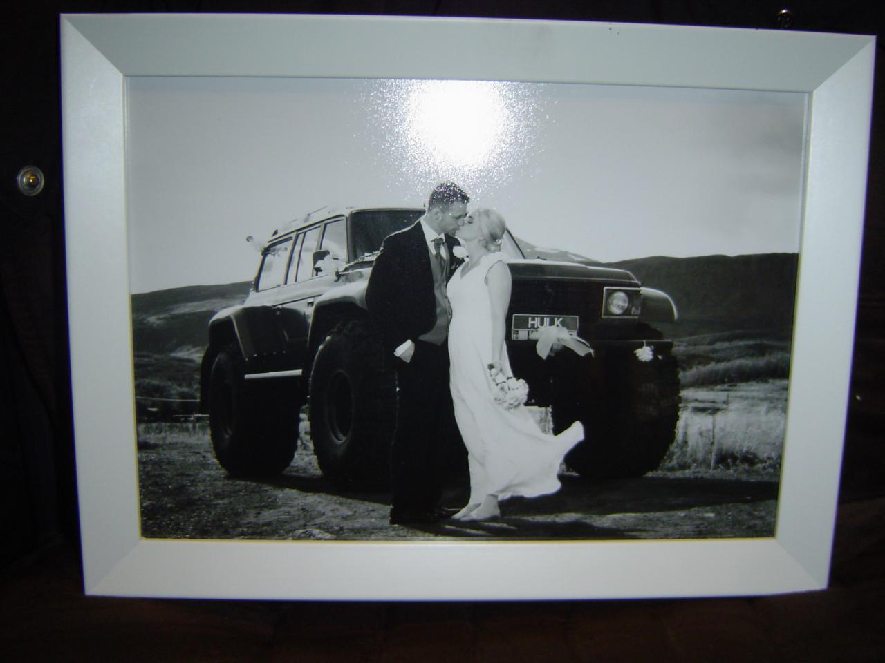Hulkinn sem brúðarbíll í Kjarnaskógi. Dóttir mín og tengdasonur.JPG
