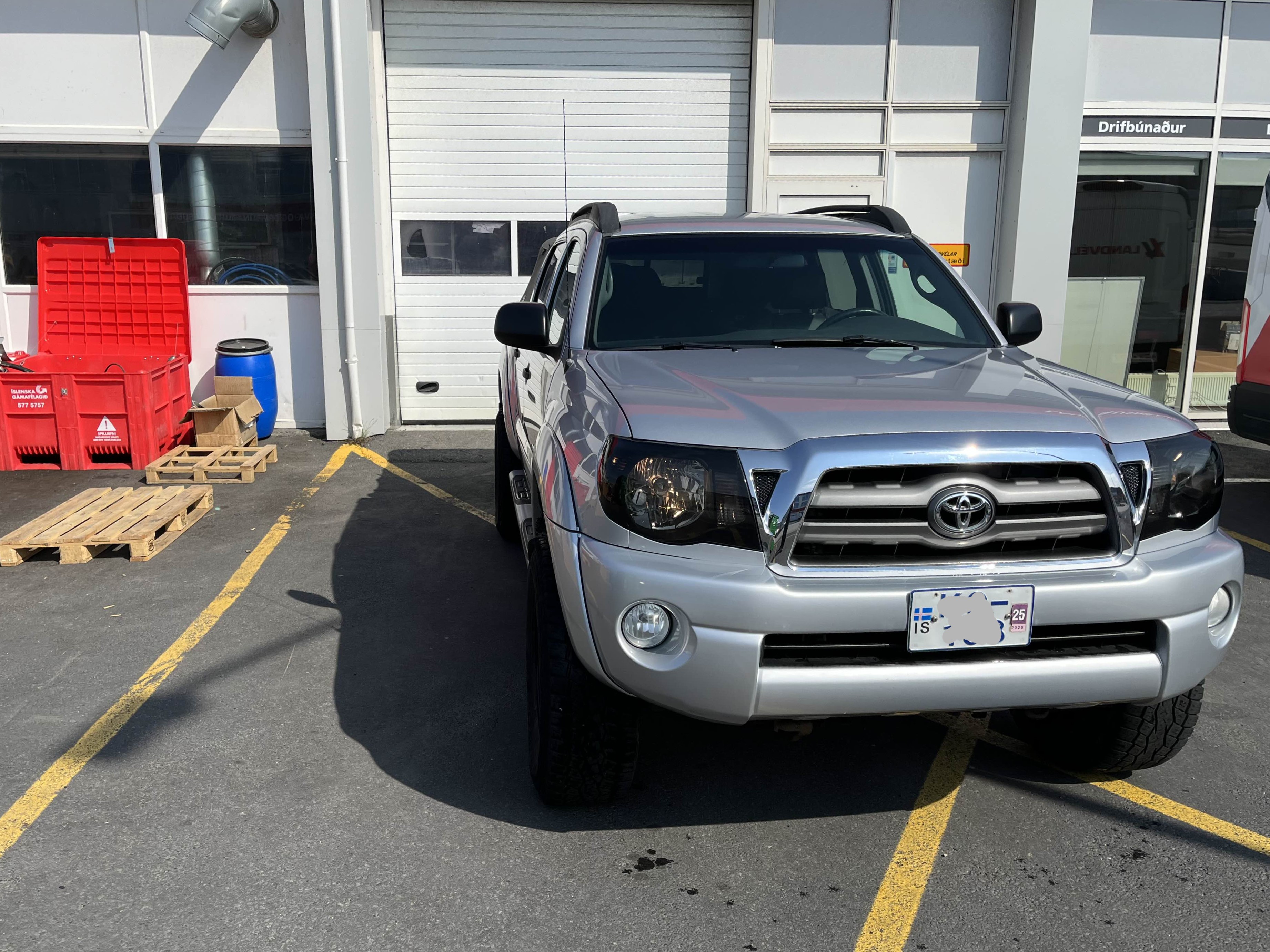 nythrifinn ad framan.jpg