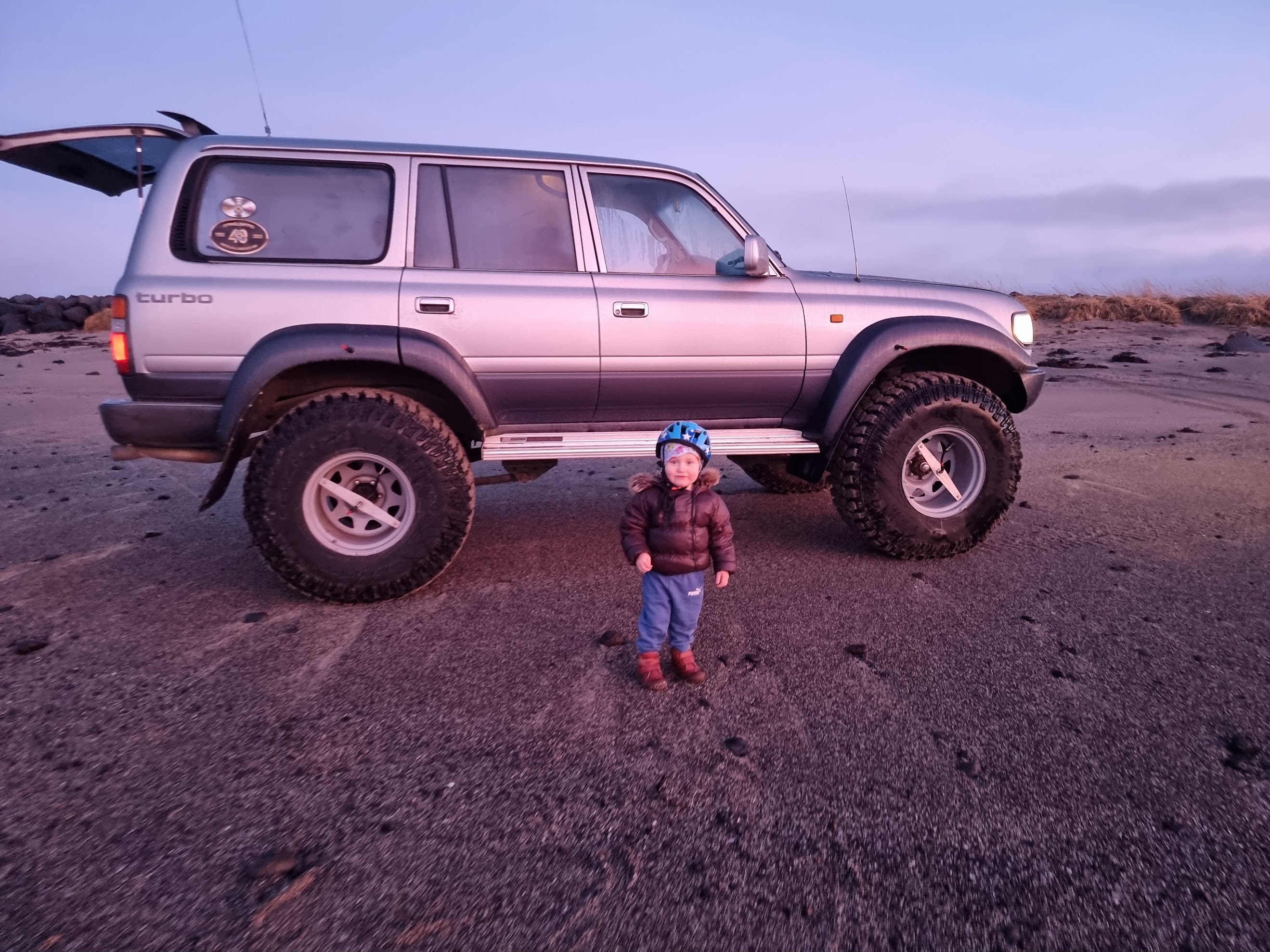 Ný búnir að ná í jeppann.jpg